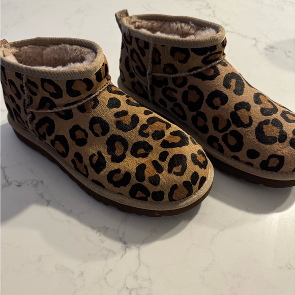 UGG ultra mini leopard print boots size 9 - Picture 2 of 5
